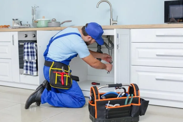 Loodgieter Waalwijk aan het werk aan leidingwerk