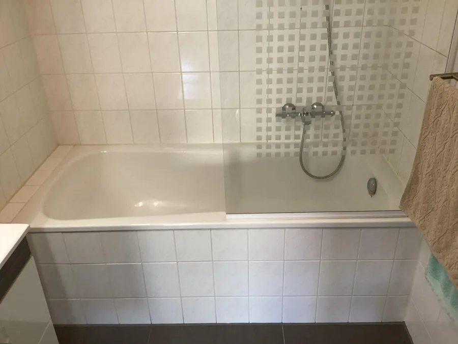 Badkamer in Tilburg met ligbad, vóór de renovatie