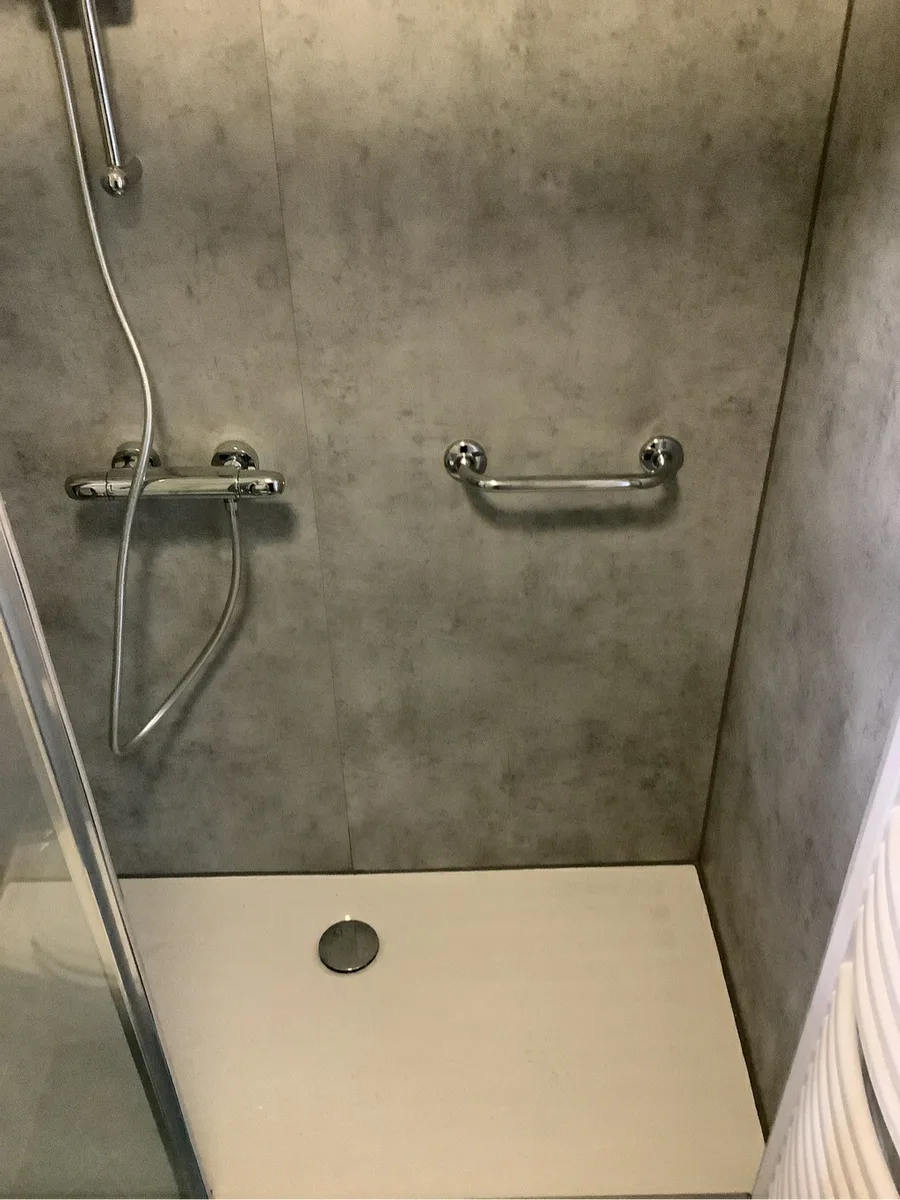 Nieuwe douche met betonlook wandpanelen in Tilburg, na de renovatie