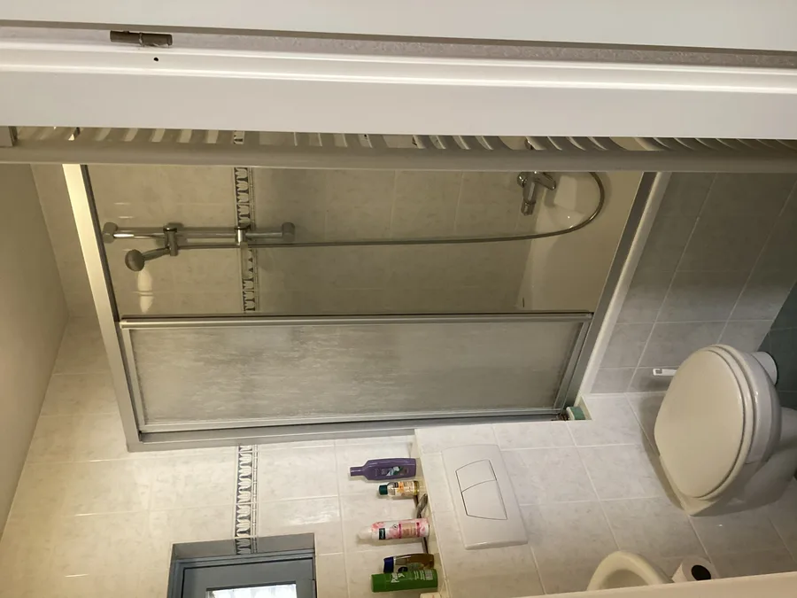 Badkamer in Tilburg met ligbad, vóór de renovatie