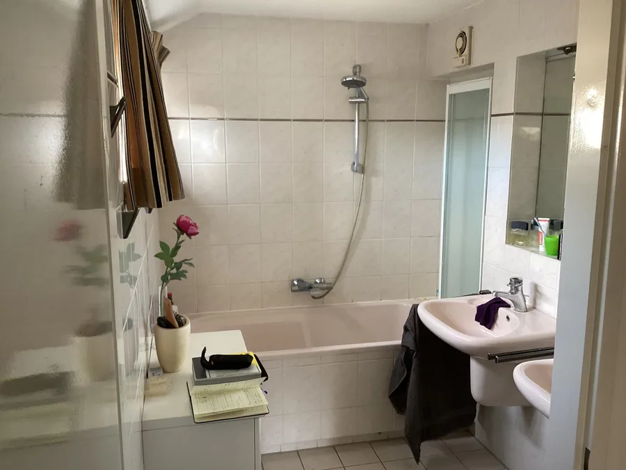 Badkamer in Tilburg met ligbad, vóór de renovatie