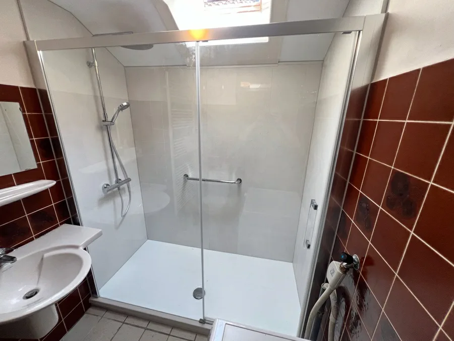 Nieuwe lichte douche met schuifwand in Tilburg, na de renovatie
